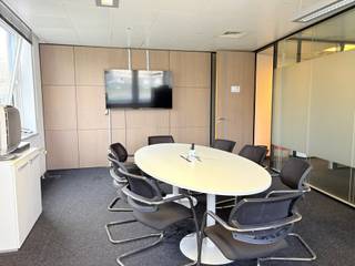 Kantoorruimte van 257 m² met 100 m² polyvalente ruimte te huur in het Riverside Business Park, mogelijkheid om 8 parkeerplaatsen erbij te...