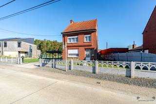 <p><span>In Tielt-Winge bevindt zich deze vrijstaande woning op een ruim perceel van circa 17 are met een perceelbreedte aan de voorzijde van 26 meter. Met 4 slaapkamers, een grote tuin, ruime oprit en een grote vrijstaande garage biedt deze eigendom heel wat mogelijkheden.</span></p><p><span>Een bijzondere meerwaarde is de mogelijkheid voor het opsplitsen van de grond in twee percelen voor halfopen bebouwing. Hierdoor is de eigendom niet alleen interessant voor wie de bestaande woning wenst te renoveren, maar ook voor wie de ontwikkelingsmogelijkheden van het perceel wil benutten.</span></p><p><span>Op het gelijkvloers bevinden zich de leefruimtes, keuken en badkamer. De woning geniet van een aangename natuurlijke lichtinval en beschikt over een praktische indeling. Het geheel is toe aan renovatie en modernisering, waardoor de nieuwe eigenaar de woning volledig naar eigen smaak kan herinrichten.</span></p><p><span>Op de eerste verdieping bevinden zich drie slaapkamers. De tweede verdieping biedt plaats aan een vierde slaapkamer, die eveneens dienst kan doen als hobby-, werk- of logeerkamer.</span></p><p><span>Achter de woning ligt een grote, vlakke en groene tuin. Wie de bestaande woning behoudt, beschikt hier over bijzonder veel buitenruimte en tal van mogelijkheden voor de aanleg van een terras, speelruimte, moestuin of ruime gezinstuin.</span></p><p><span>Via de oprit is de achterzijde van het perceel vlot bereikbaar. Hier bevindt zich bovendien een grote vrijstaande garage, ideaal voor het stallen van voertuigen en met bijkomende mogelijkheden als werkplaats, hobbyruimte of opslag.</span></p><p><span>Troeven:</span></p><ul><li><span>Perceel van ca. 17 are</span></li><li><span>Mogelijkheid tot verkaveling voor 2 percelen voor halfopen bebouwing</span></li><li><span>Vrijstaande woning met renovatiepotentieel</span></li><li><span>4 slaapkamers: 3 op de eerste en 1 op de tweede verdieping</span></li><li><span>Grote en diepe tuin</span></li><li><span>Ruime oprit</span></li><li><span>Grote vrijstaande garage</span></li></ul><p><span>Interessant voor zowel particuliere kopers als ontwikkelaars.</span></p>