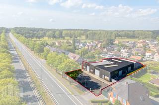 Functioneel bedrijfsgebouw te koop op een uitstekende <strong>zichtlocatie </strong>langs de <strong>N44</strong>. De site is zeer goed bereikbaar, vlak aan de N44 met een vlotte verbinding richting de E40 & de E34. Hierdoor is er een vlotte ontsluiting richting Gent, Antwerpen, Brussel en de kust. <br /><br />De magazijnruimte heeft een oppervlakte van 1.072 m² op een perceel van 2.170 m² en beschikt over een 5,5 meter vrije hoogte. De ruimte is toegankelijk via een afzonderlijke toegangsdeur en <strong>5 sectionale poorten</strong>. De loods is opgedeeld en uitgerust met lichtstraten en rookluik, een polybetonvloer en heteluchtblazers op gas. Tevens is de site voorzien van <strong>buitenverharding </strong>met voldoende parkeer- en manoeuvreerruimte.<br /><br />Heeft u interesse of wenst u graag meer details over dit aanbod? Neem contact op met <strong>Giel PANORAMA B2B</strong> voor meer info, plannen of een vrijblijvend plaatsbezoek via <strong>0477 02 09 02</strong>.