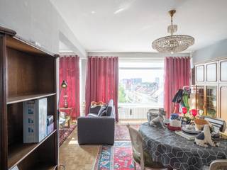 <p><strong>Appartement avec vue panoramique sur la ville à un emplacement de choix près de la Coupure</strong><br /><br />Pour plus d'informations : info@carloeggermont.be<br /><br />Ce coin appartement à rafraîchir est situé au sixième étage d'un immeuble résidentiel à l'intersection de l'avenue des Martyrs et de la Bijlokevest. Grâce à son emplacement central, vous bénéficiez d'une vue panoramique sur le centre-ville de Gand, à distance de marche de la Coupure, de la Kouter et des principales rues commerçantes.<br /><br />Avec une surface brute de 104 m² (excl. balcon), l'appartement dispose d'une disposition logique et pratique. Le hall d'entrée avec WC invités donne accès à l'espace de vie lumineux, à la cuisine et au balcon. De plus, il y a deux chambres spacieuses et une salle de bains centrale avec un second toilet.<br /><br />Les grandes fenêtres assurent une abondante luminosité et renforcent le caractère ouvert de l'appartement. Avec un rafraîchissement réfléchi, ce bien représente une opportunité intéressante dans un emplacement prisé. L'appartement obtient en outre un label EPC favorable C (228 kWh/m²/an).<br /><br />À partir du 1er septembre 2026, la façade avant et latérale de la résidence sera renouvelée. La répartition finale des coûts pour ces travaux est actuellement en cours de demande.<br /><br />Un garage privatif et une cave sont à acquérir séparément pour 35 000 €.<br /><br /><strong>En résumé, un appartement spacieux et lumineux avec beaucoup de potentiel, un excellent emplacement et une vue exceptionnelle sur la ville.</strong></p>