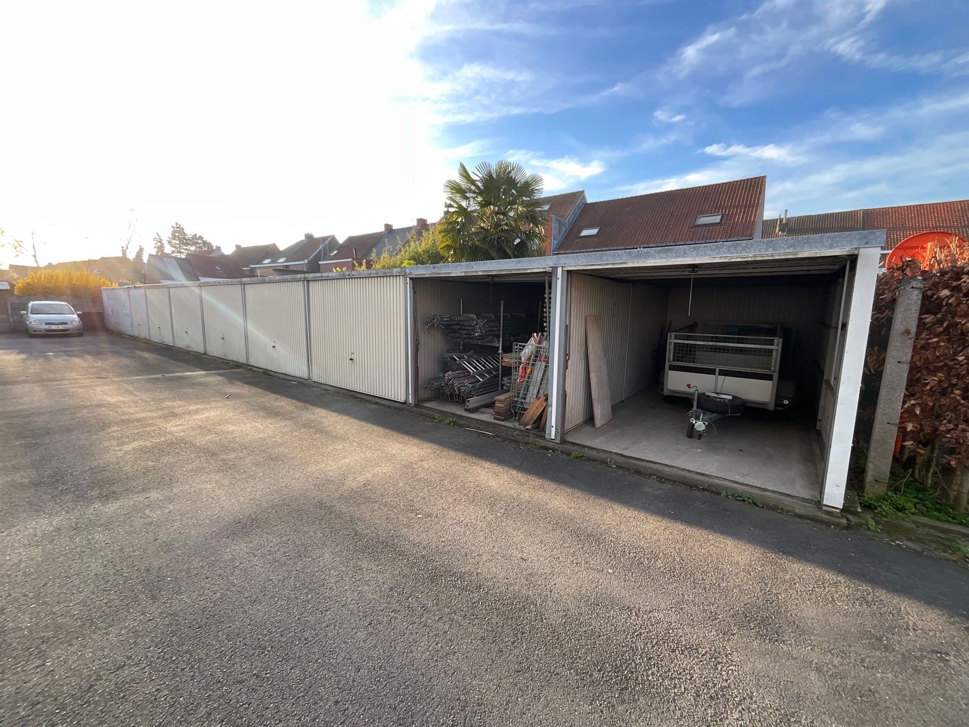 Twee droge garage boxen, Vraagprijs 20.000 € per garage. Doe een bod op beide garages samen! Zeer goede ligging. Goede investering.