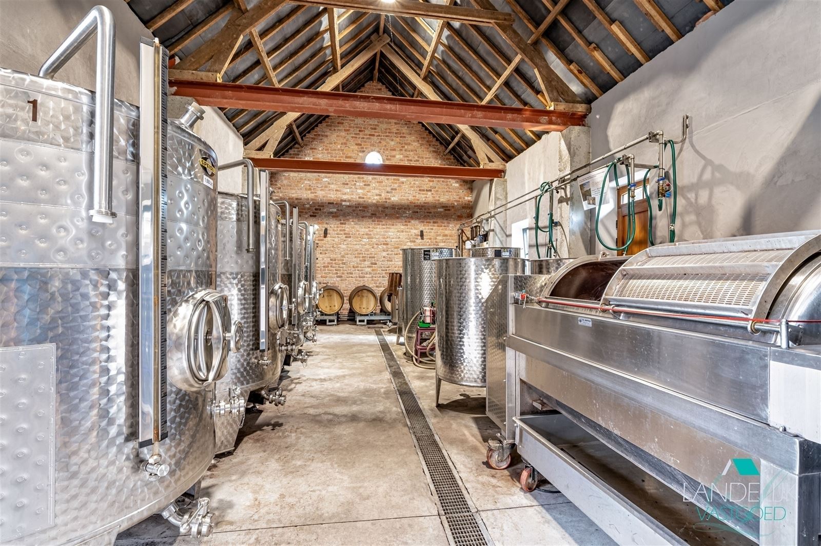 Domaine viticole d’exception avec charmante demeure sur 2 ha au Pays des Collines - photo 3