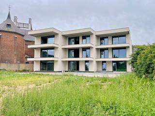 Residentie RIVA, deze appartementen zijn gelegen nabij de kerk van het gezellige Tisselt! Vooraan heeft deze residentie zicht op zowel de kanaalbrug van Tisselt / Brielenbrug als de kerk en achteraan zicht op een zuid-west georiënteerde groene omgeving. Deze locatie heeft een optimale verbinding tot de A12 Antwerpen - Brussel alsook Willebroek-Centrum! Energiezuinig wonen is hier de sleutel van het totaalconcept met het oog op rust, kwaliteit & luxe! Bent u er snel bij dan heeft u inspraak in de ontwikkeling van uw nieuwe woonst. Er zijn zowel 1, 2 als 3 slaapkamer appartementen voorzien van heel veel lichtinval! De afwerking van de appartementen gebeurt in samenspraak met de verkoper, hiervoor zijn budgetten bepaald in het lastenboek. Er is de mogelijkheid om een ondergrondse parking (s) alsook een extra berging mee aan te kopen. Elke entiteit heeft een privatief gezellig terras of tuintje en achteraan is deze residentie omgeven door een mooi aangelegd gemeenschappelijk gezellig parkje. Dit nieuwbouwproject is in aanbouw door een bouwheer met kennis, heel veel passie, een oog voor afwerking en verbruik! Zo zijn de volgende zaken reeds voorzien; geothermische warmtepomp, overal vloerverwarming dit in combinatie met bouwstenen van hoge kwaliteit en aluminium ramen! Wil u deze unieke kans niet laten voorbijgaan, boek dan vandaag nog vrijblijvend uw afspraak. Graag stellen wij u vrijblijvend alle plannen voor van deze allernieuwste parel “Residentie RIVA”. Voor meer informatie of een afspraak kan u ons bereiken op 052/41.41.94 of mailen naar info@rosiersderidder.be <br />Reeds 57% VERKOCHT<br /><br />Referentie: 5149