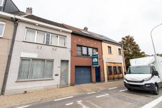 <div><div> <p>Volledig gerenoveerd duplex appartement.</p><p>Dit duplex appartement werd volledig gerenoveerd in 2018 en is instapklaar. Op de eerste verdieping bevindt zich de leefruimte met keramische tegelvloer. Aansluitend is er een volledig ingerichte open keuken met alle toestellen. De keuken geeft uit op de eetplaats met veel lichtinval. Verder is er een praktische wasplaats met aansluiting voor wasmachine en droogkast. De badkamer werd vernieuwd en is uitgerust met een inloopdouche en een dubbel wastafelmeubel. Er is ook een afzonderlijk toilet met handenwasser. Op de tweede verdieping bevinden zich twee slaapkamers van 20 m² en 11 m². De grootste slaapkamer is voorzien van ingemaakte kasten. Daarnaast beschikt het appartement over een ruime privatieve kelder van ca. 20 m² en een bergzolder. Pluspunten zijn de goedgekeurde elektrische installatie, nieuwe ramen, vernieuwde en geïsoleerde daken en een condensatieketel op gas. Het appartement is volledig instapklaar en heeft geen algemene onkosten. </p></div> </div>