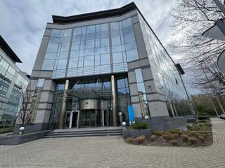 <p>Gelegen in de gegeerde gemeente Sint-Lambrechts-Woluwe (1200 Brussel), biedt deze kantoorverdieping op de eerste verdieping een oppervlakte van ongeveer <strong>850 m²</strong>, binnen een goed gevestigde en dynamische kantooromgeving.</p>
<p>Het pand geniet van een uitstekende bereikbaarheid, met directe toegang tot de Brusselse ring (R0) en het openbaar vervoer (metro, tram en bus op ongeveer 100 m). Het Woluwe Shopping Center ligt op 1,6 km en het centrum van Brussel op minder dan 6 km, wat zorgt voor een zeer vlotte bereikbaarheid.</p>
<p>Gebouwd in 2000 en recent gerenoveerd (2019/2020), verkeert de verdieping in goede algemene staat en biedt ze functionele en flexibele kantoorruimtes. Het omvat individuele kantoren, vergaderzalen, gemeenschappelijke ruimtes en een keuken, geschikt voor diverse professionele activiteiten.</p>
<p>Het pand verkeert in goede staat en is onmiddellijk beschikbaar zonder grote werken.</p>
<p>Deze opportuniteit is ideaal voor een gebruiker of investeerder die op zoek is naar een kwalitatief en goed gelegen kantoorobject.</p>