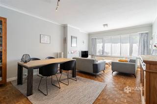 <p><span>Instapklaar appartement (98 m²) met 2-3 slaapkamers en terras (4 m²) in Edegem</span></p><p><span>In de Buizegemwijk, vlak bij het dorpscentrum van Edegem, woon je in een rustige en aangename omgeving met alle voorzieningen binnen handbereik. Verschillende bushaltes bevinden zich op wandelafstand en het station van Hove ligt op wandel-/fietsafstand, waardoor je geniet van een vlotte verbinding met het openbaar vervoer. Ook met de wagen bereik je de Ring en de belangrijkste invalswegen in enkele minuten.</span></p><p><span>Het appartement bevindt zich op de eerste verdieping van een kleinschalig gebouw met slechts drie appartementen. Het gebouw verkeert in goede staat, het dak is conform geïsoleerd en de maandelijkse vaste kosten bedragen €145. Deze omvatten onder meer de blokpolis, water, het reservefonds, de individuele en gemeenschappelijke verwarmingskosten en de elektriciteit van de gemeenschappelijke delen. In het appartement geniet je bovendien van conforme elektriciteit, hoogrendement PVC-ramen met hoogrendementsglas en een gunstige EPC-score B.</span></p><p><span>In de inkomhal met praktische ingemaakte kast is er een aparte berging met aansluiting voor een was- en droogmachine te vinden. Aan de voorzijde bevindt zich de lichtrijke leefruimte van 31 m², met aansluitend een eerste slaapkamer van ongeveer 9 m². Centraal in het appartement liggen de badkamer (4 m²), uitgerust met een douche, lavabo en toilet, en een multifunctionele kamer van 9 m² die perfect dienst kan doen als bureau, dressing of hobbyruimte. Achteraan bevinden zich de ruime tweede slaapkamer (16 m²) en de verzorgde keuken (10 m²), die is uitgerust met alle hedendaagse comfort. Vanuit beide ruimtes heb je rechtstreeks toegang tot het noordgerichte terras van 4 m².</span></p><p><span>Ben je op zoek naar een instapklaar en energiezuinig appartement op een uitstekende locatie? Dan is dit een kans die je niet wil missen!</span></p><p><span>Bewoonbare opp. 98 m² – ref.: bruto vloeropp. Voor meer info of een gratis schatting surf naar </span><span><span>www.hansimmo.be</span></span><span>.</span></p><p><span> </span></p>