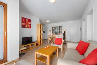 Op zoek naar een instapklaar appartement op een steenworp van de zee? Dit verzorgde appartement op de derde verdieping van een residentie met lift combineert een uitstekende ligging met een praktische indeling en is daardoor de ideale keuze als vaste woonst, tweede verblijf of investering.<br /><br />Met een bewoonbare oppervlakte van 60 m² beschikt het appartement over een ruime en lichtrijke woonkamer , een open keuken voorzien van een elektrische kookplaat, dampkap, koelkast  en voldoende kastruimte, een inkomhal, een ruime slaapkamer en een badkamer met douche en lavabomeubel. Daarnaast is er een praktische berging.  Aansluiting voor een wasmachine en/of droogkast heb je aan de linkerkant onder het keukenblad. In deze kamer staat momenteel een stapelbed. <br /><br />Zowel de woonkamer als de slaapkamer geven uit op het gezellige terras aan de rustige achterzijde van het gebouw, waar u in alle privacy kunt genieten van een ontspannen moment. <br /><br />De ligging is een absolute troef. De zee, het strand, de winkelstraten, supermarkten, gezellige restaurants en cafés bevinden zich op wandelafstand. Ook het openbaar vervoer is uitstekend bereikbaar met de tram-, bus- en treinstations op slechts enkele minuten wandelen.<br /><br />Bent u op zoek naar een appartement met een topligging aan de Belgische kust en tal van mogelijkheden? Aarzel dan niet en plan vandaag nog uw bezoek.