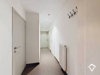 Deze strategisch gelegen woning pal in het centrum van Tielt is opgesplitst in twee entiteiten met elk zijn eigen ingang. Het kan dus perfect gebruikt worden als kangoeroewoning. <br />De linkse (gelijkvloerse) entiteit bestaat uit: inkomhal- badkamer met lavabo en ligbad - aanpalende wasruimte - toilet - eerste slaapkamer - keuken met living en twee koertjes. <br />Rechter entiteit: inkomhal - technische ruimte - vaste trap - apart toilet - lichtrijke living - uitgeruste keuken met eiland - ruim zonneterras. <br />Tweede verdieping: nachthal - badkamer met douche, ligbad en toilet - 3 volwaardige slaapkamers - zolder. <br /><br />Troeven: <br />- Centrale ligging<br />- Combinatie wonen en werken is mogelijk! <br />- Beide ruimten kunnen zowel afgesloten worden als tezamen gebruikt worden<br />- Mogelijkheid tot kangoeroe wonen, twee ingangen<br /><br />Contacteer ons gerust voor meer info!