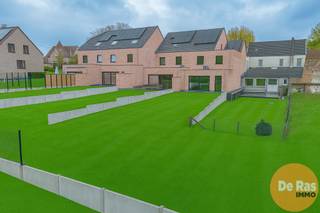 <br />STEENHUIZE - Bent u op zoek naar een betaalbare nieuwbouwwoning op een rustige locatie met achteraan zicht op het groen en voorzien van alle moderne comfort, breng dan snel een bezoekje aan deze woning. Deze woning gebouwd met kwaliteitsvolle materialen en voldoet aan alle hudige regelgeving met betrekking tot isolatie - en ventilatienormen. Zo is de woning voorzien van warmtepomp met vloerverwarming, hoogrendementsglas, zonnepanelen, ventilatiesysteem enz... waardoor u hier terechtkomt in uiterst energiezuinige woning (BEN-woning).<br /><br />Naar indeling zelf beschikt deze woning op het gelijkvloers over een aparte inkomhal voorzien van een gastentoilet, een ruime berg/wasruimte, een ruime inpandige garage en een zeer aangename leefruimte voorzien van een mooie open, volledig geïnstalleerde keuken. Op de eerste verdieping bevindt zich naast de ruime overloop, 3 verzorgde slaapkamers, een extra dressingruimte, een apart toilet en een ruime badkamer voorzien van alle moderne comfort. Verder werd deze woning voorzien van een vaste trap naar de ruime zolder waar perfect nog ruimte is voor het creëren van een extra slaapkamer of een leuke hobbykamer.<br />De foto's van binnen zijn ter illustratie.<br /><br />Tevens is er de mogelijkheid tot het bijkopen van een achterliggend perceel van +/- 25are, ideaal voor de dierenliefhebber!<br /><br />Verder biedt de woning vooraan nog extra plaats voor het parkeren van 2 wagens en is natuurlijk de perfect georiënteerde tuin, welke reeds voorzien is van een aangelegd terras en achteraan zicht op de velden, een extra leuke troef.<br /><br />Kortom bent u op zoek naar een ruime nieuwbouwwoning voorzien van alle moderne comfort, aarzel dan niet en kome snel langs. Voor meer info, een bezoek of inzage plannen: 053/60.65.60<br /><br />Aankoop onder gesplitst stelsel: grondwaarde 117.000,00€(registratie) - constructiewaarde: 389.000,00€ (BTW)<br />Aansluitkosten nutsvoorzieningen: 3000,00€ (excl. BTW)