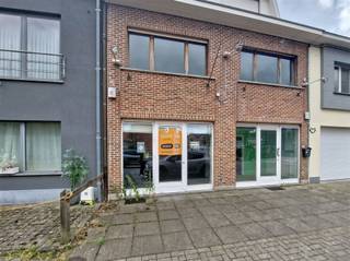 <p>Ruime te renoveren gesloten bebouwing met zonnige tuin en tal van mogelijkheden!</p><p>Bent u op zoek naar een woning die u volledig naar uw smaak kunt inrichten? Dan is deze woning beslist een bezoekje waard.<br />Met een bewoonbare oppervlakte van maar liefst 232 m² biedt deze woning een uitstekende basis voor wie op zoek is naar ruimte, comfort en renovatiemogelijkheden. Dankzij het EPC-label C, de aanwezige zonnepanelen, dubbele beglazing en de reeds uitgevoerde isolatiewerken, beschikt deze woning bovendien over een degelijke energetische basis.<br />Binnenin krijgt u alle vrijheid om de ruimtes naar eigen behoeften en levensstijl vorm te geven. Of u nu droomt van een moderne gezinswoning, een ruime thuiswerkplek of een combinatie van beide: hier zijn de mogelijkheden eindeloos.<br />Buiten geniet u van een terras met aangename tuin van circa 350 m², ideaal om te ontspannen, te tuinieren of gezellige momenten door te brengen met familie en vrienden.<br />Een ideale opportuniteit voor wie ruimte, potentieel en een goede energetische basis zoekt.</p><p>Goede ligging, in het centrum van Grootlo. Op wandelafstand van scholen, openbaar vervoer,...</p><p>Wens je een gratis schatting? Vergeet dan zeker geen contact met ons op te nemen!</p><p>Plan een bezoek via info@future-home.be of 016 90 10 21 en ontdek de vele troeven van deze woning!</p><p>EPC : C UC: 20241203-0003466107-KNR-1</p><p><br /> </p>