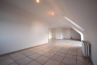KASTEELSTRAAT 1/2.2 - SINT-ELOOIS-WINKELIn residentie Sint-Elooi, vlakbij de kerk en het dorpscentrum, bevindt zich dit ruime en lichtrijke duplex...