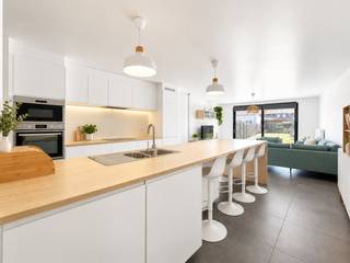 <strong>GERENOVEERDE WONING</strong> met <strong>ZUIDOOSTGERICHTE TUIN</strong> en vlot bereikbaar in Oudenaarde. Deze <strong>INSTAPKLARE WONING</strong> werd gerenoveerd in <strong>2022</strong> en combineert een <strong>HEDENDAAGSE UITSTRALING</strong> met kwalitatieve materialen. Dankzij de <strong>RUIME, LICHTRIJKE LEEFRUIMTE</strong> met open keuken en <strong>PRAKTISCHE BUREAUHOEK</strong> geniet u dagelijks van een aangenaam wooncomfort. Verder bevinden zich op het gelijkvloers een inkomhal met gastentoilet, <strong>WASPLAATS EN KELDERBERGING</strong>. Op de eerste verdieping zijn er <strong>TWEE SLAAPKAMERS</strong> en een moderne badkamer uitgerust met <strong>EEN INLOOPDOUCHE</strong>. De ingerichte zolderverdieping biedt plaats aan nog <strong>TWEE EXTRA SLAAPKAMERS</strong>,. Buiten wacht een aangename zuidoostgerichte tuin en terras <strong>MET UITWEG ACHTERAAN</strong> en de <strong>MOGELIJKHEID TOT HET BOUWEN VAN EEN GARAGE</strong>. De woning bevindt zich op een centrale locatie met een vlotte verbinding naar het <strong>CENTRUM VAN OUDENAARDE, DE N60, N46</strong> en diverse winkels, scholen en openbaar vervoer.<br /><br />Adres: Robert De Preesterstraat 150 te Oudenaarde<br /><br />EPB: 100kWh/m²;. Wg, Vg, Gvkr, Gvv