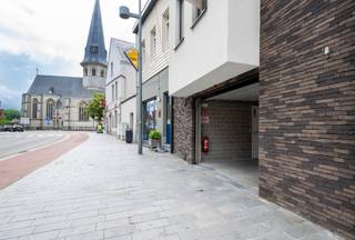 <p><span>Binnenstaanplaats centrum Beveren</span><span><br /><br />Dit betreft een veilig en vlot bereikbare autostaanplaats, ideaal gelegen in het centrum van Beveren, op wandelafstand van de Grote Markt.</span></p><p><span> </span></p><p><span>De garage is toegankelijk via een automatische sectionale poort, zowel voor de in- als uitrit, wat zorgt voor extra comfort, veiligheid en gebruiksgemak. </span></p><p><span>Dankzij de centrale ligging is deze staanplaats ideaal voor bewoners, pendelaars of investeerders die op zoek zijn naar een praktische parkeeroplossing in het hart van Beveren.</span></p><p><span> </span></p><p><span>Afmetingen zijn 5,50m x 2,60m.</span></p><p><span> </span></p><p><span>Maak vrijblijvend een afspraak om de details te bekijken. </span></p><p><span> </span></p><p><span>Wg - Vg - Gvv - Gvkr - Gdv</span></p><p><span> </span></p>