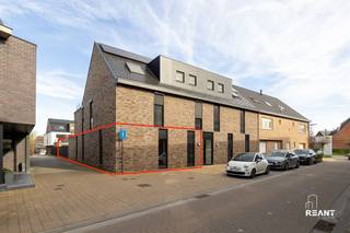 <p><strong>Instapklaar nieuwbouw gelijkvloers appartement (2023) met tuin en parkeerplaats</strong></p><p><br />Welkom in dit lichtrijke en energiezuinige nieuwbouwappartement op het gelijkvloers, opgeleverd in 2023. Dit instapklare appartement combineert hedendaags comfort met een doordachte indeling en kwalitatieve afwerking.</p><p> </p><p>U komt binnen via de inkomhal, die toegang biedt tot een apart gastentoilet. Verder beschikt het appartement over twee volwaardige slaapkamers, met aansluitend een badkamer uitgerust met een inloopdouche, tweede toilet en lavabomeubel.</p><p> </p><p>De ruime living baadt in natuurlijk licht en vormt het hart van de woning. Aansluitend bevindt zich de open keuken met kookeiland, ideaal voor wie houdt van gezellig koken en tafelen. De praktische wasruimte/berging zorgt voor extra comfort en opbergruimte.</p><p> </p><p>Via de leefruimte heeft u toegang tot het zonnige terras en de aangename tuin, perfect om te ontspannen in alle rust.</p><p> </p><p>Het appartement is bovendien voorzien van vloerverwarming en een ventilatiesysteem type D, wat bijdraagt aan een optimaal binnenklimaat en energiezuinig wonen.</p><p>Extra troeven zijn de ondergrondse, ruime parkeerplaats (ook geschikt voor personen met een beperking) verplicht bij aan te kopen voor 20.000 euro, een privatieve kelderberging en een gemeenschappelijke fietsenstalling. Het gebouw is tevens uitgerust met een lift.</p><p><br />Dit appartement is rustig gelegen, met een vlotte verbinding naar belangrijke invalswegen. Winkels, scholen en openbaar vervoer bevinden zich in de nabije omgeving, wat zorgt voor een ideale combinatie van comfort en bereikbaarheid. Bovendien geniet u van een aangename woonomgeving met voldoende groen in de buurt.</p><p> </p><p><strong>TROEVEN</strong></p><p>+ Nieuwbouw (2023) en instapklaar</p><p>+ Zonnige tuin met terras</p><p>+ Vloerverwarming en ventilatie type D</p><p>+ Ondergrondse parkeerplaats (20.000 euro)</p><p>+ Twee volwaardige slaapkamers</p><p>+ Kelderberging en fietsenstalling</p>