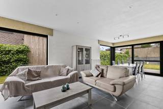 Bent u op zoek naar een recente woning waar ruimte, comfort en energiezuinig wonen samenkomen? Dan kan deze open bebouwing in Ruddervoorde...