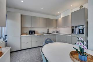<p>Voor meer info of een bezoek, bel 053 59 49 32 - Dit aangename appartement bevindt zich op de <strong>eerste verdieping</strong> van een kleinschalige residentie aan de <strong>Moorselbaan 205 in Aalst</strong>, op een centrale en vlot bereikbare locatie. Winkels, scholen, openbaar vervoer en belangrijke verbindingswegen bevinden zich in de onmiddellijke omgeving. Het appartement beschikt over een <strong>lichtrijke leefruimte</strong>, een <strong>recent vernieuwde keuken</strong> en <strong>twee volwaardige slaapkamers</strong>. Daarnaast is er een <strong>privékelderberging</strong>, ideaal voor extra opslagruimte. Een bijkomende troef is het <strong>terras aan de achterzijde van het gebouw</strong>, waar u in alle rust van de buitenlucht kunt genieten. Ook op technisch vlak scoort het appartement goed. Het beschikt over een <strong>gunstig EPC-label B</strong>, de <strong>elektrische installatie is conform</strong> en er is <strong>geen asbest aanwezig</strong>. Dit maakt van het appartement een comfortabele en geruststellende keuze, zowel voor eigen bewoning als voor investering. Instapklaar appartement - Centraal gelegen aan OLV Aalst - Geen lift - Isolatienormen volgens doelstellingen.</p><p> </p>
