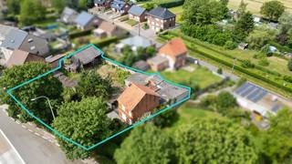 <p>Aan de Halensebaan 42 in Webbekom bieden wij deze <strong>interessante projectgrond</strong> aan met tal van mogelijkheden voor wie op zoek is naar een ontwikkelingssite op een vlot bereikbare locatie.</p>
<p>Het perceel is momenteel bebouwd met een bestaande woning die dient te worden afgebroken, waarna de site zich uitstekend leent voor herontwikkeling.</p>
<p>Volgens een <strong>eerste stedenbouwkundige inschatting van de gemeente</strong> lijkt het perceel potentieel te bieden voor de realisatie van <strong>2 tot mogelijk 3 ééngezinswoningen</strong>, afhankelijk van het voorgestelde ontwerp, een correcte opmeting van de perceelsgrenzen en verdere stedenbouwkundige goedkeuring. Hierdoor vormt dit een bijzonder interessante opportuniteit voor ontwikkelaars, investeerders of particulieren met toekomstvisie.</p>
<p>De ligging langs de Halensebaan combineert een goede bereikbaarheid met een residentiële omgeving, op korte afstand van het centrum van Webbekom en met een vlotte verbinding richting <span><span>Diest</span></span> en omliggende gemeenten.</p>
<p>Een perceel met mogelijkheden, op een sterke locatie en met toekomstperspectief.</p>
<p>📍 Halensebaan 42 — 3290 Webbekom</p>
<p>📞 Meer info of een afspraak?<br />Contacteer ons kantoor voor verdere toelichting.</p>
<p><strong><span><span>We Invest Demervallei</span></span></strong><br /><em>Vastgoed Anders Bekeken</em></p>