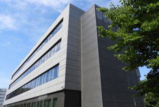 <p>Dans un immeuble moderne idéalement situé à Diegem, à proximité immédiate de l’aéroport de Zaventem, du Ring de Bruxelles et de la gare de Diegem, plusieurs surfaces de bureaux sont disponibles à la location :</p>
<ul>
<li>
<p><strong>Deuxième étage</strong> : 1.339,20 m² <strong>divisibles à partir de 250 m²</strong></p>
</li>
<li>
<p><strong>Troisième étage</strong> : <strong>576,19 m² disponibles</strong></p>
</li>
</ul>
<p><strong>Nombreuses commodités sur site</strong> : ascenseur, climatisation, salle polyvalente, kitchenette, sanitaires, abri vélos, espace fumeur.<br /><strong>Bornes de recharge électrique</strong> récemment installées.</p>
<p><strong>Conditions</strong> :</p>
<ul>
<li>
<p><strong>Charges communes</strong> : 30 €/m²/an (incluant taxe foncière, eau, assurance incendie, entretien bâtiment, climatisation, sécurité, nettoyage des vitres, etc.)</p>
</li>
<li>
<p><strong>Parking extérieur</strong> : 500 €/place/an</p>
</li>
<li>
<p><strong>Parking intérieur</strong> : 1.200 €/place/an</p>
</li>
</ul>
<p><strong>Accessibilité optimale</strong> : accès rapide via la sortie 13 de l’E40, <strong>connexion Maxmobiel vers Gand St-Pieters</strong>.</p>
<hr />
<p><strong>Intéressé(e) ?</strong><br />Contactez-nous pour plus d’informations sur les surfaces disponibles ou pour organiser une visite.</p>