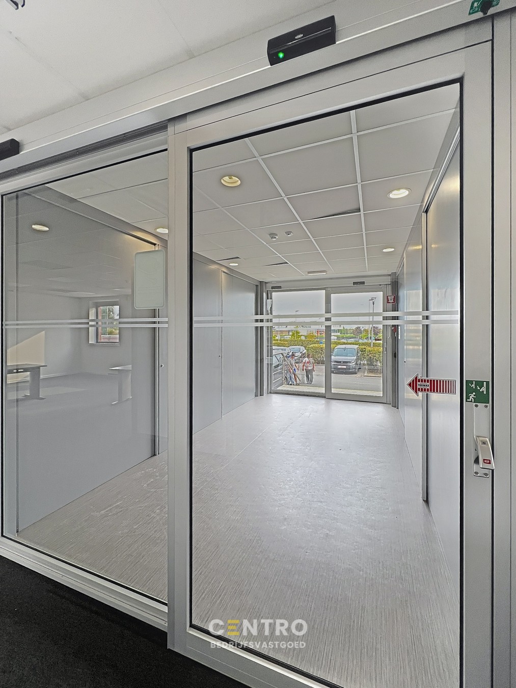 Instapklare KANTOORRUIMTE (± 700 m²) - ALL-IN formule (huur, verbruik, randaccomodatie, etc.) te IEPER. - foto 3