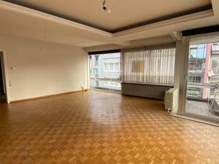 Cet appartement situé au troisième étage (avec ascenseur) est facilement accessible et se trouve à distance de marche des écoles et des...