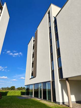modern en instapklaar gelijkvloersappartement met prachtig uitzicht op het water en de velden<br /><br />omvattende een inkom-/nachthal, klare living, modern ingerichte keuken en badkamer, apart toilet, 2 slaapkamers, berging, terras, garage en gemeenschappelijke fietsenberging<br /><br />HP = 825 €/maand<br />voorschot HL = 100 €/maand