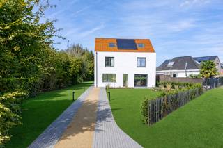<p><span>Deze woning is gelegen in de buurt van de paardenmelkerij, midden de open vlaktes, waar u kan genieten van de rust, de natuur en prachtige uitzichten!</span></p><p><span>De woning is vlot bereikbaar, handel en scholen in de buurt.</span></p><p><span>De rust die aanwezig is in de omgeving werd volledig geïntegreerd in de woning, zoals zelden gezien. Er werd gewerkt met sobere materialen, uniciteit in de materiaalkeuze doorheen de hele woning.</span></p><p><span>Deze woning moet je beleven! Als u op zoek bent naar ruimte, charme, een woning die luxe uitstraalt in de eenvoud; dan is deze woning iets voor u!</span></p><p><span>Op het gelijkvloers is er een ontzettend ruime woonkamer, waar ook werd gewerkt met zachte materialen, open ruimtes en veel contact met de tuin en de omgeving, een prachtige open keuken met uitzicht op de velden, een bergruimte, inkomhal met vestiaire en apart toilet.</span></p><p><span>Op de eerste verdieping bevinden zich 3 ruime slaapkamers en een badkamer die tot de verbeelding spreekt.</span></p><p><span>Op de tweede verdieping bevindt zich de vierde slaapkamer en nog een tweede badkamer.</span></p><p><span>Interesse? Wenst u deze woning ook te komen beleven? Neem contact op om uw bezoek te planen!</span></p><p><span>EPC A (!) 98 kWh/(m²jaar); uc 3959511; Si in aanvraag; P-score A; G-score A; </span><span>Bestuursmaatregelen in het maatregelenregister: nee.</span></p><p><span> </span></p>