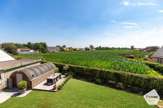 <p><strong><u>OPENDEURDAG OP ZATERDAG 5 SEPTEMBER 2026 ( op afspraak)</u></strong><br /><br />U kunt een BOD uitbrengen op deze woning, rekening houdend met de AANVANGSPRIJS van <strong><u>€ 475.000,00 </u></strong>elk hoger BOD wordt voorgelegd aan de eigenaars die al dan niet kunnen ingaan op dit aanbod.<br /><br />Gelegen in het charmante Ruddervoorde, aan de Torhoutsestraat, vindt u dit stijlvolle <strong>huis dat in 2005 is gebouwd</strong> en <strong>in 2020 met zorg is gerenoveerd.</strong> De woning biedt een moderne en frisse uitstraling, perfect voor wie op zoek is naar een instapklare leefruimte in een rustige omgeving. Met een perceeloppervlakte van<strong> 455 m² en een bewoonbare oppervlakte van 203 m²</strong> heeft u volop mogelijkheden om te genieten van de buitenruimte, terwijl het interieur functioneel is ingedeeld. Binnenin het huis bevinden zich <strong>drie mooie slaapkamers,</strong> elk ontworpen met het oog op rust en ontspanning. <strong>De sfeervolle badkamer met ligbad en douche , toilet en wastafel in meubel bieden U alle comfort</strong>. De open keuken biedt een ideale plek om te koken en te ontspannen met een ruimte voorzien als bureau. Met parkeerplaatsen is dit pand ook praktisch voor bewoners met een auto. Deze woning is niet alleen een fijn thuiskomst, maar ook een plek waar u volop kunt genieten van een zorgeloos leven in een warme en uitnodigende omgeving. <strong>Energielabel B</strong>.<strong> Boorputwater en regenwater aanwezig</strong>.<br /><br /><strong><u>Gelijkvloers:</u></strong></p>
<ul>
<li><strong>Inkomhal met apart toilet;</strong></li>
<li><strong>Ruimte voor vestiairekast;</strong></li>
<li><strong>Lichtrijke leefruimte met prachtig zicht op de tuin;</strong></li>
<li><strong>Volledig ingerichte keuken met alle toestellen;</strong></li>
<li><strong>Ruimte voorzien als bureau;</strong></li>
<li><strong>Praktische berging aan de keuken waar er mogelijkheid is om een ingebouwde frigo/koelcel te voorzien;</strong></li>
<li><strong>Wasplaats/berging met achterdeur;</strong></li>
<li><strong>Dubbele carport en oprit ideaal om meerdere wagens te parkeren;</strong></li>
<li>Prachtige terras van <strong>48 vierkante meter</strong> & tuin met mooie uitzichten;</li>
<li>Leuke vijver in het terras;</li>
<li><strong>Overkapping met buitenbar</strong> dit is ideaal voor deze warme zomers.</li>
</ul>
<strong><u>Eerste verdieping:</u></strong>
<ul>
<li>3 mooie slaapkamers <strong>(21,28 m² & 13 m² & 12,45 m²)</strong>; </li>
<li>Dressing;</li>
<li>Mooie Badkamer met Douche en ligbad, wastafel in meubel en toilet.</li>
</ul>
<strong><u>Troeven:</u></strong>
<ul>
<li><strong><u>16 zonnepanelen;</u></strong></li>
<li><strong><u>Asbestveilig;</u></strong></li>
<li><strong><u>Boorputwater en regenwater aanwezig;</u></strong></li>
<li><strong><u>Energielabel B;</u></strong></li>
<li><strong><u>In 2020 gerenoveerd;</u></strong></li>
<li><strong>Aircosysteem aanwezig in de slaapkamer en de leefruimte.</strong></li>
</ul>
<br />Meer informatie of een bezoek aan deze INSTAPKLARE WONING? Contacteer ons via: oostkamp@caenen.be