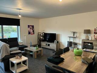 <div>STEENHUIZE-WIJNHUIZE - Ruim, lichtrijk appartement met groot terras én garage.<br /><br />Inschrijven voor het geplande bezoekmoment kan via onze website => www.immoderas.be/afspraak-instructies<br /><br />Dit ruime en energiezuinige appartement bevindt zich in het hart van de Vlaamse Ardennen. De moderne, hedendaagse architectuur maakt van dit wooncomplex een uniek project binnen zijn categorie.<br /><br />Het appartement omvat een inkomhal met gastentoilet, een zeer ruime en lichtrijke woonkamer, een volledig uitgeruste keuken, een praktische berging, twee slaapkamers, een badkamer met ligbad én douche, en een royaal terras. Vanuit de leefruimte geniet u van een adembenemend uitzicht over de achterliggende weilanden en akkers. Deze woonst onderscheidt zich door het gebruik van hoogwaardige materialen, een verfijnde afwerkingsgraad en de rustige, landelijke ligging. Als extra troef beschikt het appartement ook over een private garagebox!<br /><br />Mogelijkheid tot het bijhuren van een autostaanplaats: €30/maand.</div>