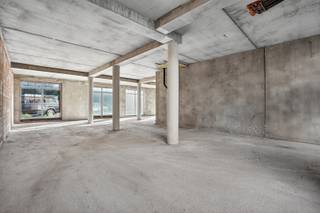 In het centrum van Oostrozebeke vinden we deze casco handelsruimte van 115 m².<br /><br />De handelsruimte die nog volledig naar eigen wens kan ingedeeld worden is gelegen op het gelijkvloers van residentie 'Rosenbeca'. Daarnaast beschikt het pand over een uitstekende zichtbaarheid op een commerciële locatie. Door de grote raampartijen is deze ruimte ideaal als kantoor,<br />praktijkruimte, handelspand en tal van andere mogelijkheden. Bovendien kan deze ruimte ook dienst doen als opslagruimte.<br /><br />Tot slot is er ook de mogelijkheid tot het aankopen van een garage en het aanpalend pand met een oppervlakte van 150 m² waardoor u van het geheel één grote ruimte kan maken of eventueel kan opsplitsen tot appartement met bijhorende zaak.<br /><br /><strong>Kortom, bent u op zoek naar een multifunctioneel pand op een topligging te centrum Oostrozebeke?<br />Twijfel niet langer en leg vandaag nog uw bezoek vast!</strong>