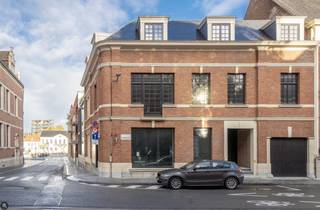 Gelijkvloerse handels- of kantoorruimte van 265 m² op een toplocatie: zeer commerciële ligging naast de OLV-kerk en op een boogscheut van de...