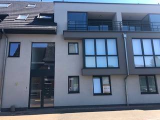 Gelijkvloers 2-slaapkamer appartement met tuin en garage. Nabij centrum, gelegen in rustige straat. Huurprijs 925eur/m + gemeenschappelijke...