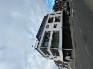 In het centrum van Lauwe bevindt zich een nieuwbouwappartement met 2 slaapkamers, terras en staanplaats.Indeling:Inkomhal, gastentoilet, praktische...