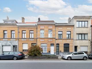 <p>Deze ruime woning combineert een warme uitstraling met originele details. Je woont vlakbij openbaar vervoer, winkels en scholen, met vlotte toegang tot invalswegen. </p><p><br /></p><p>Op de gelijkvloerse verdieping bestaat de woning uit een mooie inkomhal, een woon- en eetkamer, een zeer ruime keuken met achteraan toegang tot een stadskoer. Op de eerste verdieping zijn er twee grote slaapkamers en een badkamer met ligbad en voorzieningen voor wasmachine en droogkast. De tweede verdieping bestaat nog uit twee tot drie volwaardige slaapkamers.</p><p><br /></p><p><strong>Troeven</strong>: zeer ruime en prachtig onderhouden woning - elektriciteit is conform - er is zowel een kelder als een zolder voor extra stockage - gunstig EPC B.</p>