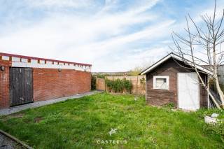 <br />Deze gerenoveerde open bebouwing (2024) combineert comfort, energiezuinigheid en een rustige ligging met open zicht op het achterliggende landschap.<br /><br />De woning is traditioneel opgebouwd in massieve steen, waarbij de gevel recent werd voorzien van buitenisolatie en een onderhoudsvriendelijke houten gevelbekleding als esthetische afwerking.<br /><br />De woning beschikt over een lichtrijke leefruimte, een praktische indeling en in totaal 3 slaapkamers, allen gelegen op de bovenverdieping. De badkamer op de benedenverdieping is uitgerust met een ruime inloopdouche, toilet en voorziet bovendien nog de aansluiting en ruimte voor het plaatsen van een bad. Verder is er een wasruimte, momenteel gecombineerd met een tweede toilet.<br /><br />Extra bergruimte is voorzien via een kelder en een zolder dat toegankelijk is via een luik.<br /><br />Buiten geniet u van een aangename tuin met vrij uitzicht op groen. Daarnaast zijn er nog een losstaande garage (26 m²), een tuinhuis en een apart bijgebouw, ideaal als hobbyruimte, werkplek of extra opslag.<br /><br />De ligging is een absolute troef:<br />op wandelafstand van openbaar vervoer, op slechts 10 km van het station van Eeklo en met een vlotte verbinding naar de E34/N49 richting Gent en Antwerpen. Winkels, scholen,dokter, apotheek en andere voorzieningen bevinden zich in de nabije omgeving.<br /><br />Ook op energetisch vlak scoort deze woning uitstekend met een EPC B (127 kWh/m²), conforme elektriciteit, ventilatiesysteem D, vloerverwarming, een hoogrendement gasketel, en isolatie van vloer, muren en dak. Bovendien is de woning voorzien van driedubbele, geluidsisolerende beglazing.<br /><br />Kortom, de ideale woning voor wie op zoek is naar een instapklare, energiezuinige thuis op een rustige en toch centrale locatie, perfect voor gezinnen, koppels of als investering.<br /><br />Interesse? Contacteer mij voor een bezoek!