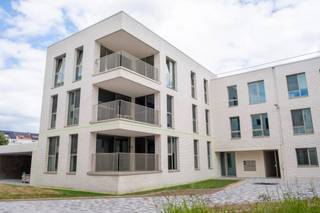 <p>Interesse in dit pand? Neem voor bijkomende informatie of het maken van een afspraak rechtstreeks contact op met Steven Plompen via <strong>+32 498 61 58 86</strong> of <strong>steven@copandi.be</strong>.</p><p></p><p>Dit nieuwbouw gelijkvloers appartement met 2 slaapkamers is ideaal gelegen, op wandelafstand van het centrum van Mechelen, het station, scholen en winkels. Het appartement maakt deel uit van project Maarten op de site van het voormalige ziekenhuis in de Leopoldstraat en werd net opgeleverd . Het appartement wacht m.a.w. op een 1e bewoner.</p><p>Een staanplaats in de ondergrondse parking is inbegrepen in de prijs.</p><p>De gemeenschappelijke kosten bedragen 80 euro/maand.</p><p></p><p>Uiteraard kan u bij dit appartement rekenen op alle moderne comfort, gaande van vloerverwarming, warmtepompen, ventilatiesysteem type D en een E-peil lager dan 30. De verbruikskosten voor dit appartement zullen dus zeer beperkt blijven.</p><p></p><p>De indeling omvat een inkomhal, twee ruime slaapkamers, een badkamer met douche en lavabo, apart toilet en een ruime leefruimte met open keuken, eet- en zithoek. Als afsluiter beschikt het appartement over een aangenaam en ruim terras met zuid-west oriëntatie.</p><p></p><p>✅ Nieuwbouwproject Maarten<br />✅ 2 slaapkamers<br />✅ Zuid-west gericht terras <br />✅ E-peil < 30<br />✅ Warmtepomp en vloerverwarming<br />✅ Centrale ligging nabij station en centrum</p>