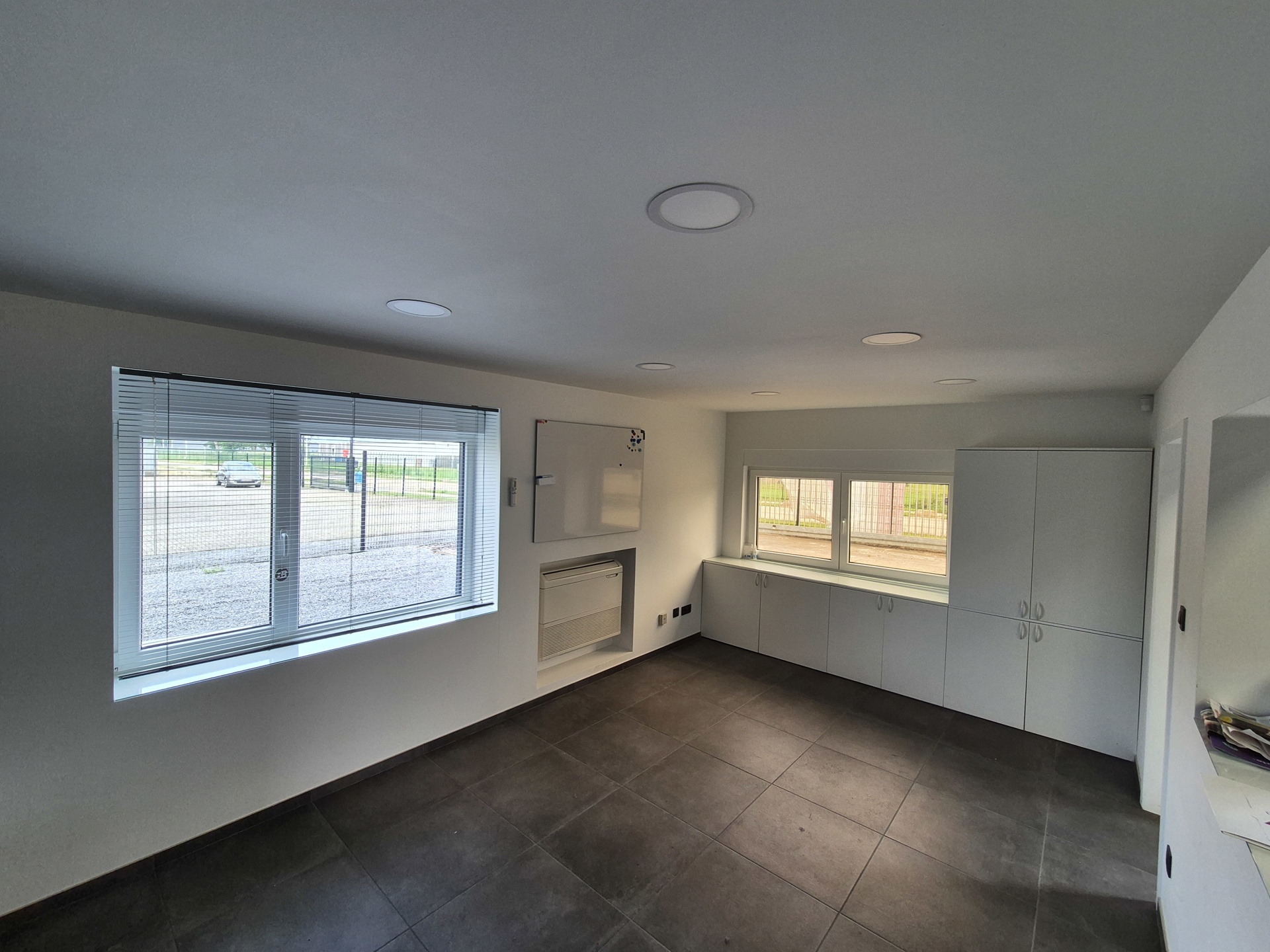 TE HUUR: 785m² magazijnruimte met 80m² kantoren te Ham - foto 4