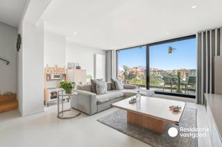 Dit uitzonderlijke handelshuis in het centrum van De Haan combineert een volledig vernieuwd restaurant met een luxueuze woning, verdeeld over drie verdiepingen. De gevel werd in 2016 grondig gerenoveerd, met onder meer zandstraling, nieuw voegwerk, schilderwerken en vernieuwde ramen en balustrades. De woning werd volledig gerenoveerd in 2019-2020 en het restaurant kreeg in 2022 een complete make-over. Dankzij de kwalitatieve afwerking, het EPC-label A en de asbestveilige toestand is de eigendom volledig instapklaar.<br /><br />De woning biedt een stijlvolle gietvloer, veel natuurlijk licht en een hoogwaardige afwerking. Op de eerste verdieping bevinden zich een ruime leefruimte met open keuken, voorzien van Bosch-toestellen en een Novy-dampkap, en toegang tot terras en balkon. De tweede verdieping omvat een royale badkamer van bijna 20 m² met ligbad en inloopdouche, naast een berging, toilet en ruime master bedroom met dressingmogelijkheid en terras. De derde verdieping beschikt over twee slaapkamers, waarvan één met terras, en nog een aparte bureauruimte.<br /><br />Op het gelijkvloers bevindt zich het volledig uitgeruste restaurant met professionele toestellen en een open horecakeuken van Ben Martin Gastro System. De zaak biedt plaats aan circa 20 couverts per service en beschikt over een gezellig terras. Airco, verwarming, geluidsinstallatie en horecalift verhogen het comfort. De kelder omvat onder meer toiletten, afwasruimte, opslag, koelcellen en een aparte leveranciersingang.<br /><br />Een unieke opportuniteit aan de Belgische kust voor wie wonen en ondernemen wil combineren. De eigendom is onmiddellijk klaar voor gebruik.