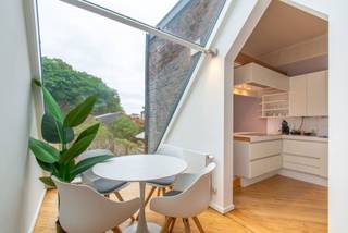 <p>Ontdek deze verrassend ruime woning vol charme en karakter, ideaal gelegen in een rustige straat in de stad. Achter de statige gevel schuilt een huis dat de tand des tijds met stijl heeft doorstaan — met een mix van authentieke elementen en moderne upgrades.</p>
<p>De woning verwelkomt u met een statige inkomhal met hoge plafonds en originele trapleuning. De woonruimtes zijn ruim en baden in het licht dankzij de grote ramen. De eetkamer, met zijn prachtige houten vloer en karaktervolle schouw, ademt geschiedenis en gezelligheid.</p>
<p>Op het gelijkvloers vindt u ook een praktische bijkeuken, apart toilet en toegang tot de overdekte buitenruimte. De achtergevel opent naar een diepe stadstuin — perfect voor wie groene vingers heeft of graag buiten leeft.</p>
<p>Op de verdiepingen bevinden zich meerdere slaapkamers en een grote badkamer met dubbele lavabo, ligbad en extra opbergruimte. De houten vloeren en gekleurde accenten zorgen voor een warme sfeer.</p>
<p><strong>Troeven van deze woning:</strong></p>
<ul>
<li>
<p>Authentieke elementen zoals houten vloeren, originele trap en tegels</p>
</li>
<li>
<p>Grote, diepe tuin met veel potentieel</p>
</li>
<li>
<p>Heldere leefruimtes en hoge plafond</p>
</li>
<li>Centrale ligging nabij winkels, scholen en openbaar vervoer</li>
<li>Beschermd erfgoed</li>
</ul>
<p><strong>Een woning met ziel, klaar voor uw verhaal.</strong><br />Wenst u deze woning te bezichtigen? Neem vandaag nog contact op voor een bezoek via 033758006</p>