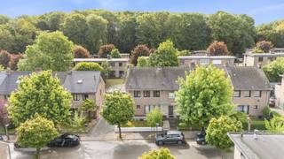 <p><strong>Te koop: halfopen woning in de Valerius de Saedeleerstraat, rustig gelegen nabij het centrum van Vilvoorde.</strong></p><p>Deze woning uit 1966 bevindt zich in een residentiële straat op de stadsrand, met scholen, openbaar vervoer, park en treinstation op korte afstand. Dankzij de conforme elektrische installatie en het EPC-label D is er geen renovatieverplichting. De ligging combineert rust met een vlotte verbinding naar invalswegen.</p><p><br /></p><p><strong>Belangrijkste ruimtes:</strong></p><p>• Ruime woonkamer (32,2 m²) met veel lichtinval</p><p>• Keuken (17,6 m²) met keramische kookplaat, oven, dubbele spoelbak en ontbijthoek</p><p>• Badkamer (5,2 m²) met ligbad, toilet en dubbele wastafel</p><p>• Drie slaapkamers (7,6 m², 13,2 m² en 9,9 m²)</p><p>• Tuin (120 m²) ideaal voor ontspanning</p><p>• Garage (18,3 m²)</p><p>• Zolder (21 m²) bereikbaar via vlizotrap</p><p>• Terras en kelder</p><p><br /></p><p><strong>Troeven:</strong></p><p>• Rustige straat nabij centrum Vilvoorde</p><p>• Elektrische installatie conform</p><p>• Geen renovatieverplichting (EPC D)</p><p><br /></p><p><strong>Neem vandaag nog contact op met Selena Perez y Latorre op +32 2 335 11 13 voor een bezoek.</strong></p><p>JOUW DROOMHUIS. ZO GEVONDEN!</p>