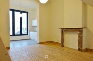 <p><span>GENT : Op zoek naar een</span><span> nieuwe studio te huur in Gent? </span><span>Dan is dit pand mogelijk iets voor u.</span></p><p><span> </span></p><p><span>De belangrijkste troeven in een notendop:</span></p><ul><li><span>Uniek renovatieproject in de groene omgeving van het Citadelpark </span></li><li><span>Gebouwd naar een ontwerp van Emile De Weerdt dat dateert uit 1898</span></li><li><span>Behoud van authentieke elementen zoals de originele deuren incl. glaswerk, schouwmantels, etc. </span></li><li><span>Vlakbij Gent-Sint-Pieters, goed bereikbaar met auto en het openbaar vervoer</span></li><li><span>GEEN STUDENTEN</span></li></ul><p><span> </span></p><p><span>Indeling:</span></p><p><span>Bij het binnenkomen vindt u een open leef- en eetruimte met schouwmantel, een aparte geïnstalleerde eetkeuken (kookplaat, dampkap, vaatwas), mezzanine, badkamer (met lavabo, toilet en inloopdouche). Incl. verlichting.</span></p><p><span>Dit  studio appartement bevindt zich achteraan op de tweede verdieping van een burgerwoning. De hoge plafonds, planken vloeren en mooie afwerkingsgraad geven dit appartement een exclusieve uitstraling. </span></p><p><span> </span></p><p><span>In gemeenschappelijk gebruik is er een wasruimte voorzien op het tussenverdiep waar de huurders een wasmachine en droogkast kunnen gebruiken. Vooraan de woning kunnen er fietsen geplaatst worden. Er is geen lift aanwezig.</span></p><p><span> </span></p><p><span>Huurprijs: € 725 + € 140 gemeenschappelijke kosten</span><span> incl. provisie EGW</span><span>.</span></p><p><span>Beschikbaar vanaf 01/09/2026. Domicilie verplicht.</span></p><p><span> </span></p><p><span>Voor een bezoek ter plaatse, vul zeker het huurprofiel in via onze website! </span></p><p><span> </span></p>