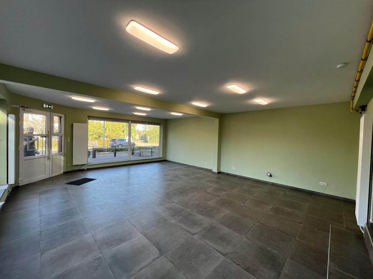 Handelspand van 74 m² met parking te huur op de N2 - foto 4