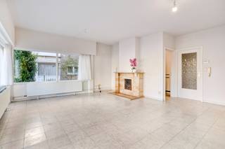 Laat je verrassen door dit INSTAPKLAAR &amp; lichtrijk GELIJKVLOERSappartement met 2 SLAAPKAMERS, GARAGE en ruim TERRAS op RESIDENTIEËLE LOCATIE te Blankenberge. Deze piekfijn onderhouden woonst maakt deel uit van een kleine, klassevolle residentie (= GEEN SYNDICUS) en is PRAKTISCH ingedeeld: inkomhal, LICHTOVERGOTEN leefruimte met toegang tot het ZONNIG TERRAS, moderne keuken (o.a keramische kookplaat, oven, ijskast met vriesvak, ...), nette badkamer (ligbad met douche, lavabo en toilet), 2 slaapkamers, berging. Inclusief achterliggende GARAGEBOX. Dubbel glas in PVC, CV op aardgas, rustig gelegen én vlakbij alle voorzieningen (winkels, openbaar vervoer, scholen, ...). Perfect geschikt voor vaste bewoning, 2de verblijf of investering! 