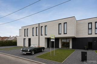 <div>
<div>In het charmante Kaster vind je deze energiezuinige nieuwbouwwoning met <strong>drie ruime slaapkamers</strong>, een <strong>zonnige tuin en een aangenaam terras</strong> van maar liefst 33 m². Dankzij het <strong>6% btw-tarief </strong>(onder voorwaarden) is dit een bijzonder interessante opportuniteit voor wie comfortabel en toekomstgericht wil wonen.<br /><br />Bij aankomst beschik je over <strong>twee</strong> praktische <strong>staanplaatsen</strong> voor de woning. Via de <strong>inkomhal</strong> met <strong>gastentoilet</strong> kom je in de <strong>lichtrijke leefruimte </strong>met plaats voor een gezellige zithoek afgewerkt met <strong>parket</strong> en <strong>eetruimte</strong>. Aansluitend bevindt zich de <strong>keuken</strong> met een <strong>handige berging</strong>.<br /><br />Op de eerste verdieping bevinden zich <strong>drie volwaardige slaapkamers, een badkamer </strong>uitgerust met ligbad, inloopdouche en lavabomeubel, een <strong>apart toilet en een extra berging</strong>.<br />Buiten geniet je van een ruim terras van 33 m² en een aangename tuin met achterpoortje, ideaal voor fietsen of tuinonderhoud.<br /><br />De woning wordt gebouwd met aandacht voor energiezuinigheid <strong>(E10) </strong>en hedendaags comfort, waaronder:</div>
<ul>
<li>Warmtepomp met <strong>vloerverwarming</strong> op het gelijkvloers</li>
<li>Vloerverwarming in de badkamer</li>
<li><strong>Zonnepanelen</strong></li>
<li><strong>Ventilatiesysteem D</strong></li>
</ul>
<strong>Indien je voldoet aan de voorwaarden van 6% btw bedraagt de totaalprijs 426.980 euro.</strong>
<h3>Interesse? Schrijf je in voor het bezoekmoment op donderdag 10 september</h3>
<div>Schrijf je in door te klikken op de zwarte knop 'maak een afspraak' op onze website en kies een tijdsslot naar keuze. Heb je verder vragen? Mail naar sarah@maesconceptimmo.be.</div>
</div>