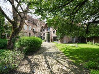Uniek historisch pand met een totale bewoonbare oppervlakte van ± 793 m² en een tuin van ± 540 m², gelegen in het hart van Mechelen.<br /><br />Momenteel wordt het pand gebruikt als luxueuze interieurshowroom. De gelijkvloerse verdieping, nu ingericht als winkelruimte, biedt de mogelijkheid om te transformeren tot een ruime leefkeuken met diverse woonruimtes, die direct toegang geven tot de tuin. De eerste verdieping beschikt over een keuken, royale eetkamer en leefruimte, ideaal als masterverdieping. Op de bovenste twee verdiepingen bevinden zich een badkamer en drie slaapkamers, waarvan één met een aparte leefruimte. De zuid-oostelijk georiënteerde tuin met een sfeervol winterterras vormt een rustige en aangename buitenruimte.<br /><br />Aanvullend: De tuin is via een aparte ingang aan de achterzijde bereikbaar. De historische gevels kijken uit op de stiltetuin van het Aartsbisschoppelijk Paleis, wat zorgt voor veel lichtinval en een serene omgeving. Optioneel kan het aangrenzende huis aan de linkerzijde erbij worden gekocht.<br />Dit pand leent zich uitstekend voor diverse woonconcepten: van een stijlvolle gezinswoning tot een combinatie van wonen en werken, bijvoorbeeld met een dokterspraktijk aan huis.<br /><br />Mechelen biedt een prachtige mix van historische charme, culturele levendigheid en moderne faciliteiten, gunstig gelegen tussen de grote steden Brussel en Antwerpen.<br /><br />Voor meer informatie of een bezichtiging kunt u contact opnemen met Merva Marasligil via +32 (0) 484 96 35 94.