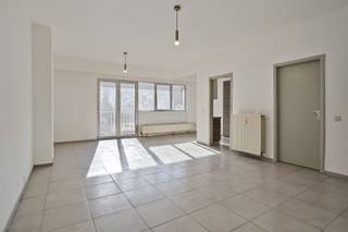 <p><span>Meir: </span><span>Charmante studio naast de Meir hartje Antwerpen!</span><span> </span></p><p><span>Op zoek naar een stijlvolle, centraal gelegen plek in het bruisende hart van Antwerpen? Deze gezellige studio, gelegen op amper een steenworp van de Meir, combineert comfort met een toplocatie!</span></p><p><span>Wat mag je verwachten?</span></p><ul><li><span>Volledig vernieuwde studio (oude foto's)</span></li><li><span>Eigen kitchenette en badkamer</span></li><li><span>Veel natuurlijk licht</span></li><li><span>Rustig gebouw</span></li><li><span>Ideaal voor studenten, young professionals of expats</span></li></ul><p><span>Locatie, locatie, locatie!</span><span><br />Winkels, horeca, openbaar vervoer en cultuur liggen letterlijk om de hoek. Binnen 5 minuten sta je op het Centraal Station of wandel je naar het historische centrum. Perfect voor wie alles dichtbij wil hebben!</span></p>