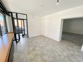 Au cœur de Deerlijk, nous proposons à la location un bureau ou un espace commercial prêt à l'emploi d'environ 70 m². Grâce à sa situation centrale...