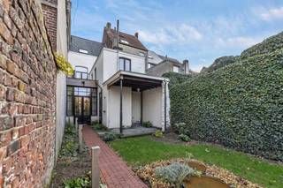 <p>Voor meer info of een bezoek: 053 59 49 32 - Ontdek deze uitzonderlijk en authentiek <strong>gerenoveerde parel</strong> in het <strong>hart van Aalst</strong>, gelegen in de Dirk Martensstraat 41. Met ca. <strong>300 m² bewoonbare oppervlakte</strong>, vier ruime slaapkamers en twee badkamers combineert dit pand modern wooncomfort met karaktervolle authenticiteit. Momenteel ingericht als professioneel kantoor, maar dankzij de doordachte indeling perfect geschikt als luxueuze gezinswoning of hoogwaardige woon-werkcombinatie. Via de statige inkomhal kom je in de leef- en eetruimte, waar authentieke elementen harmonieus samengaan met een kwalitatieve afwerking. De volledig uitgeruste keuken vormt het hart van de woning en geeft directe toegang tot <strong>de fraai aangelegde tuin</strong>. Aansluitend zijn er <strong>twee praktische bergingen</strong> en <strong>een ruime kelder voor extra opslag</strong>. Op de tussenverdieping bevindt zich een authentieke badkamer met bad, dubbele douche en toilet. De eerste verdieping telt<strong> twee ruime, lichtrijke slaapkamers</strong>. Op de tweede verdieping zijn er nog<strong> twee volwaardige kamers en een tweede badkamer</strong>. Eén kamer beschikt over een mezzanine, ideaal als bureau, hobby- of extra slaapruimte. Aan de overkant van de straat zijn <strong>drie gehuurde staanplaatsen beschikbaar</strong> (optioneel over te nemen). Volledige renovatie met hoogwaardige materialen - <strong>Zorgvuldig gerestaureerde authentieke elementen</strong> - Verwarming op gas en/of airco - Elektriciteit conform - <strong>EPC-label B </strong>- Asbestvrij - Geschikt voor wonen of wonen-werken - <strong>Beschikbaar vanaf mei 2027</strong>.</p>