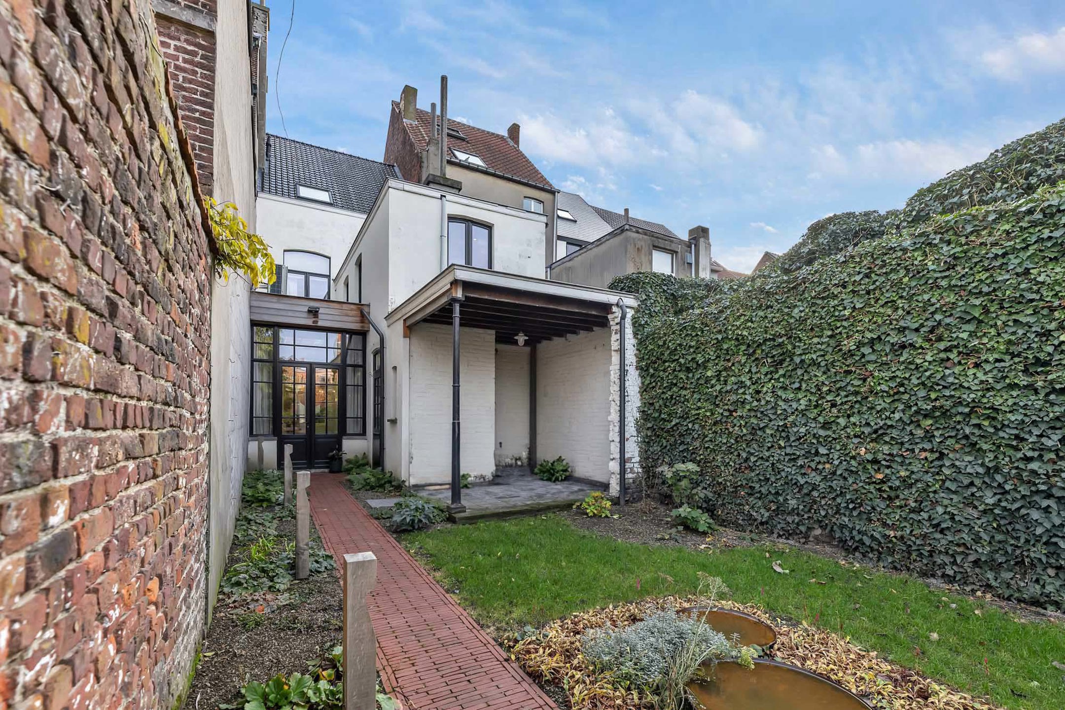 Authentiek gerenoveerd herenhuis in het hart van Aalst - foto 2