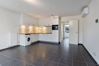 <p><span>Instapklaar appartement van 50 m², gelegen in een rustige en aangename straat, maar toch op een steenworp van uitstekende verbindingswegen naar het centrum en omliggende gemeenten. </span></p><p><span> </span></p><p><span>Dit charmante appartement beschikt over één ruime slaapkamer, een gezellig klein terrasje en biedt dankzij de grote ramen een overvloed aan natuurlijk licht, wat zorgt voor een warme en uitnodigende sfeer.</span></p><p><span> </span></p><p><span> </span></p><p><span>De woonruimte is efficiënt ingedeeld, waardoor het een praktisch en comfortabel geheel vormt, ideaal voor starters, singles of koppels die op zoek zijn naar een instapklaar appartement. </span></p><p><span> </span></p><p><span>Bovendien zijn de maandelijkse kosten laag, waardoor het een financieel interessante keuze is. Dankzij de instapklare staat hoeft u enkel uw meubels te plaatsen om er meteen te kunnen wonen.</span></p><p><span> </span></p><p><span> </span></p><p><span> </span></p><p><span>Laat u verrassen door dit lichtrijke appartement dat rust en bereikbaarheid combineert en een perfecte balans biedt tussen comfort en gemak.</span></p>