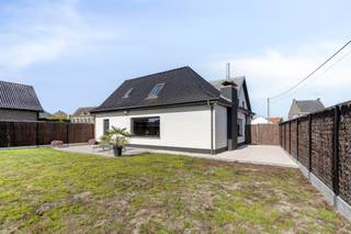 <p>In het landelijke Kruisem, op een centrale ligging met vlotte verbinding naar Oudenaarde, Deinze en Waregem, wacht deze <strong>volledig gerenoveerde gezinswoning</strong> op haar nieuwe bewoners. Gelegen op een perceel van 707 m² aan de rustige Schoolweg, combineert deze woning een verrassend ruime bewoonbare oppervlakte van maar liefst <strong>314 m²</strong> met een doordachte indeling en een hoog wooncomfort. De rustige omgeving, de instapklaar staat en het volume maken dit pand bijzonder aantrekkelijk voor gezinnen of wie op zoek is naar <strong>ruimte </strong>en multifunctionaliteit.</p>

<p><strong>Woning</strong><br />Deze <strong>instapklare woning</strong> werd recent volledig gerenoveerd en scoort met een gunstig<strong> EPC-label B</strong>. De woning wordt verwarmd op aardgas in combinatie met radiatoren en is afgewerkt met kwalitatieve materialen. Dankzij de <strong>royale oppervlakte</strong> en het grote aantal kamers biedt de woning tal van mogelijkheden, zowel voor grote gezinnen als voor co-housing of wie wonen en werken wil combineren.</p>

<p><strong>Indeling</strong><br /><strong>Gelijkvloers:</strong> inkomhal, gezellige en lichtrijke leefruimte met aansluitende open keuken, twee slaapkamers en een extra ruimte die perfect dienst kan doen als bureau of berging. Verder is er een moderne badkamer met inloopdouche, een <strong>inpandige garage</strong> en toegang tot een <strong>zeer ruime</strong> <strong>polyvalente ruimte</strong> – ideaal als hobbykamer, speelruimte of bijkomende slaapkamer.<br /><strong>Verdieping:</strong> een bijzonder ruime<strong> master bedroom met aansluitende ruimte voor dressing of bergruimte</strong>, twee bijkomende slaapkamers en een <strong>tweede badkamer</strong> met inloopdouche.</p>

<p><strong>Kenmerken &amp;amp; troeven</strong></p>

<ul><li>Volledig gerenoveerde, instapklare woning</li><li>Bewoonbare oppervlakte van 314 m² op een perceel van 707 m²</li><li>Energiezuinig met EPC-label B</li><li><strong>5 slaapkamers en 2 badkamers</strong></li><li>Verwarming op aardgas met radiatoren</li><li>Extra polyvalente ruimte voor hobby, werk of extra kamer</li><li><strong>Inpandige garage en aangelegde tuin</strong></li><li>Rustige ligging nabij centrum Kruisem, met vlotte verbinding naar N60 en E17</li></ul>

<p>Ben je op zoek naar een ruime en instapklare woning met een zee aan mogelijkheden in een rustige, doch vlot bereikbare omgeving? Dan is Schoolweg 2 in Kruisem zeker een bezoek waard.<br /><br />Meer informatie of een bezoek? Contacteer Maxime via 0491/92.11.86.</p>